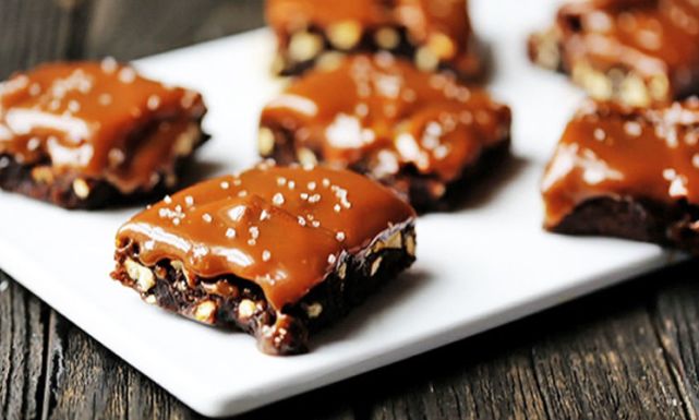 طريقة عمل براونيز بالكراميل المملح 1 caramelbrownies56 طريقة عمل براونيز بالكراميل المملح