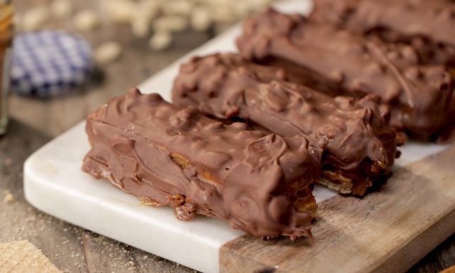 طريقة عمل ألواح الشوكولاته المقرمشة بالكراميل في المنزل