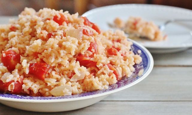 طريقة عمل أرز بقطع الطماطم