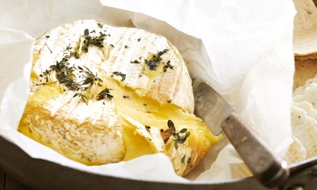 طريقة عمل الجبن المخبوز بالزعتر والثوم (البري)