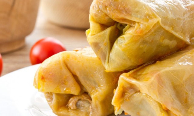 طريقة عمل صينية الكرنب المحشي بالعصاج