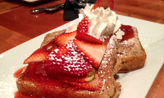 حلى التوست المقلي بالفراولة و الكريمة 